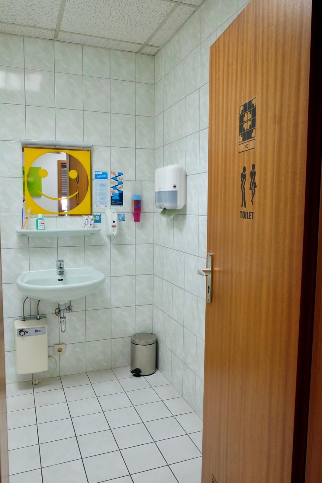 Zahnarztpraxis-Sanitärraum